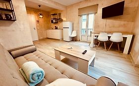 Cherry Jacuzzi Apartment